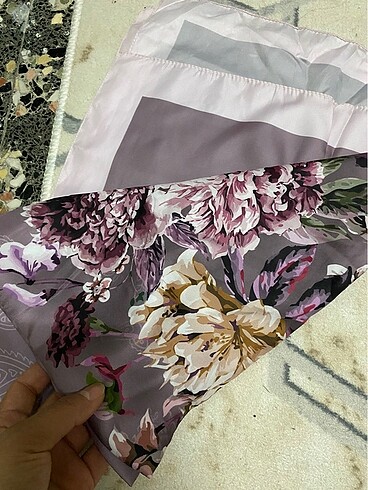 Zara 2 defa kullanıldı rengi çok güzel temiz ipek şal