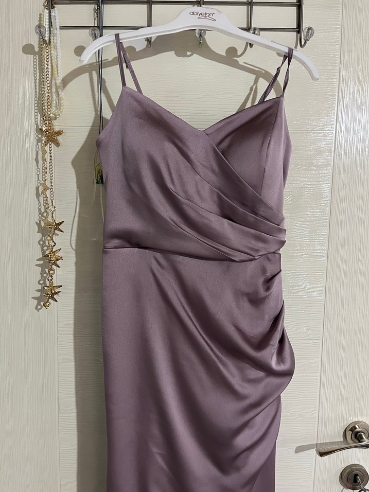 Uzun, Dökümlü, Askılı Mor Abiye Elbise - Görsel 3