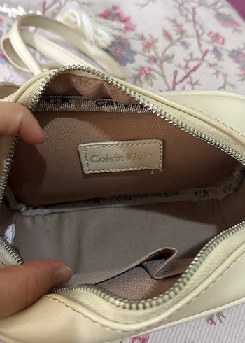 Calvin Klein Beyaz Fermuarlı Kadın Çapraz Çanta