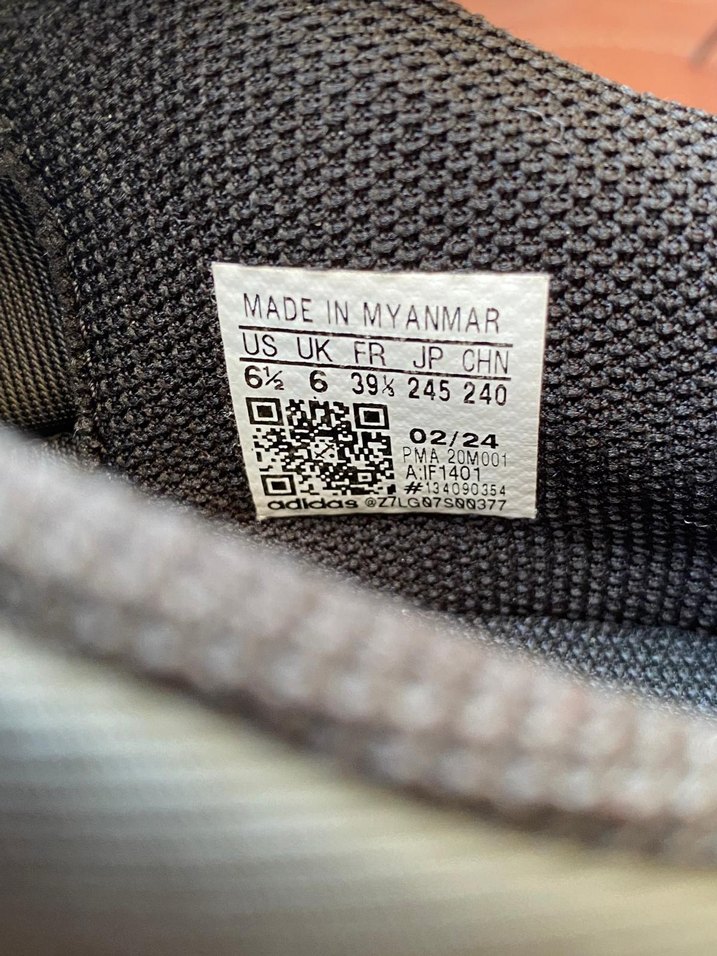 addas krampon sadece bi kenarında dikiş var yeni gibi - Görsel 4