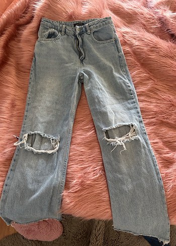 Dizleri yırtık jean kot pantolon