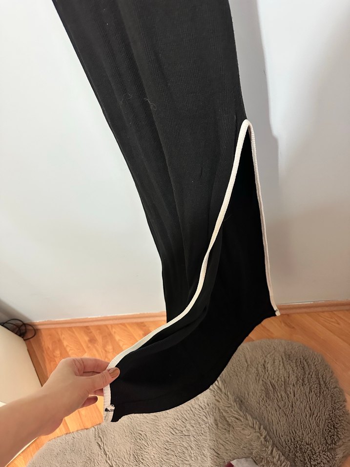 Uzun Siyah Yandan Yırtmaçlı Elbise - Görsel 2