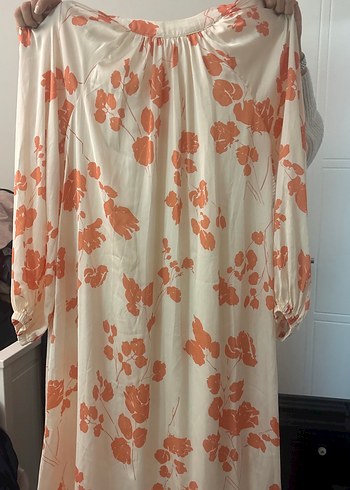 Beyaz Turuncu Desenli Uzun Kadın Elbise - Görsel 3