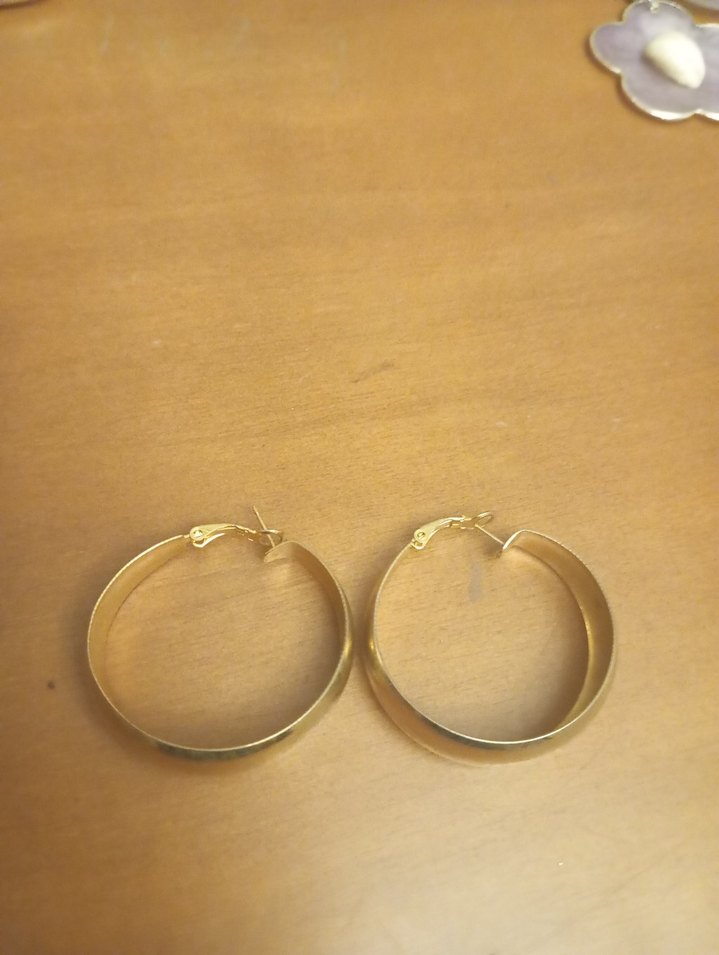 Parlak Altın Tokalı Midi Halka Küpeler - Görsel 3