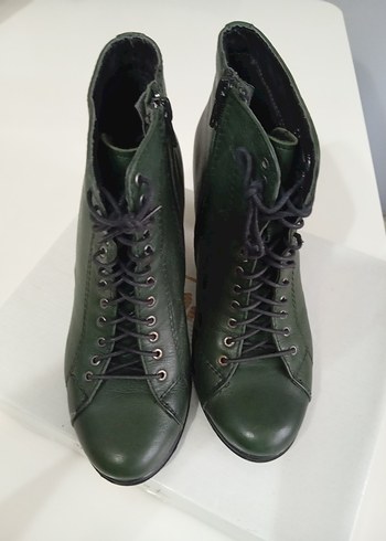 Kemer Detaylı Yeşil Deri Kadın Dolgu Topuk Bot - Görsel 4