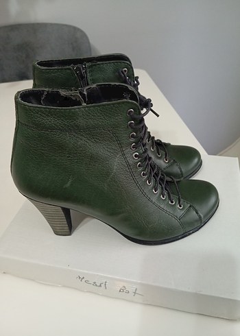 Kemer Detaylı Yeşil Deri Kadın Dolgu Topuk Bot - Görsel 2