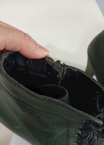 Kemer Detaylı Yeşil Deri Kadın Dolgu Topuk Bot - Görsel 3