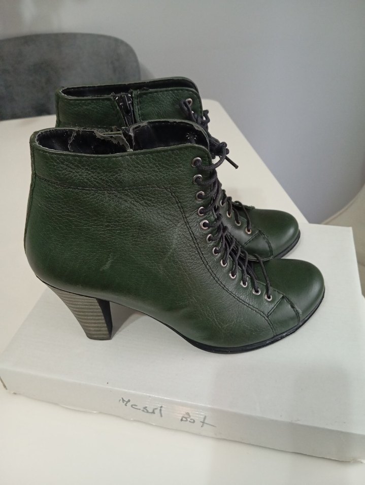 Kemer Detaylı Yeşil Deri Kadın Dolgu Topuk Bot - Görsel 2