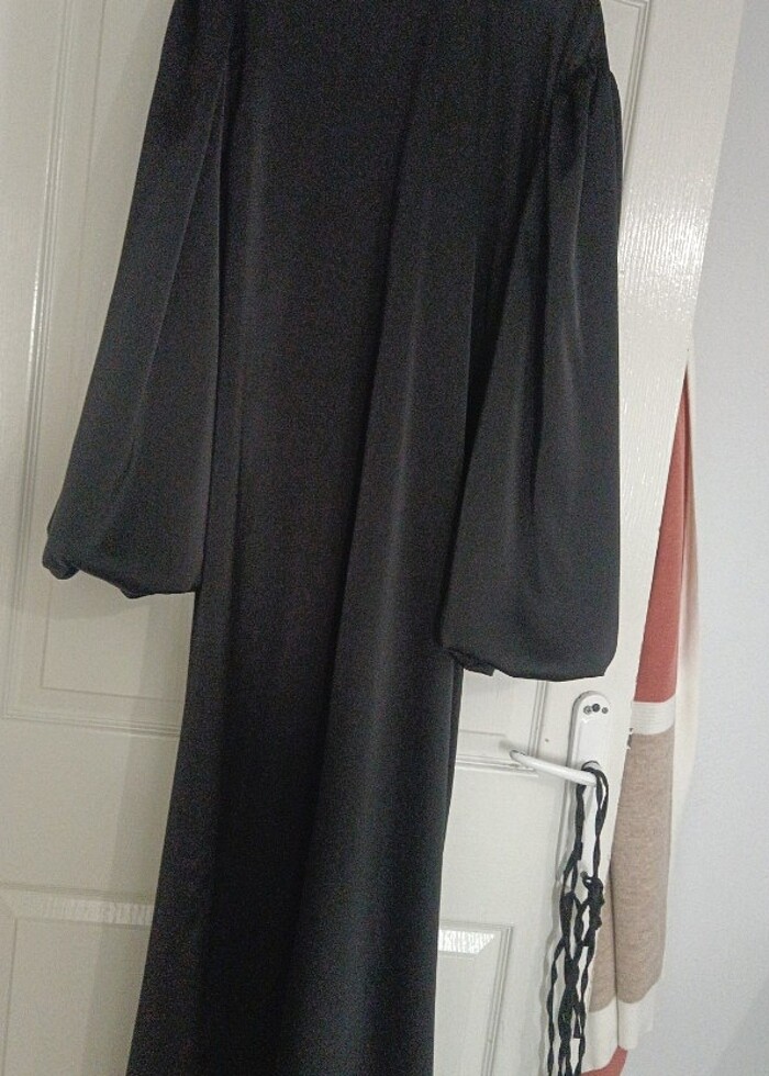 Siyah abaya ve siyah şık elbise  - Görsel 2
