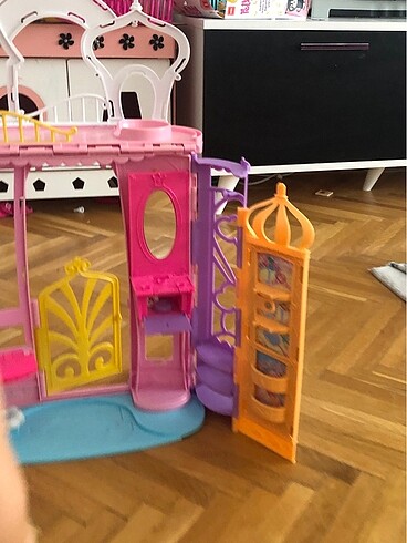  Beden Barbie kulesı