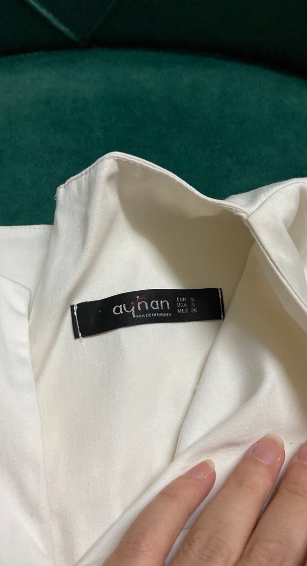 Düğmeli Beyaz kumas elbise - Görsel 2