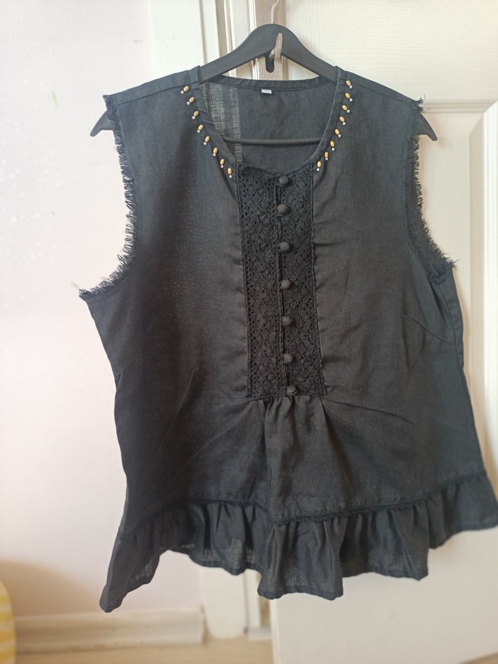 Düğmeli V Yaka Nakışlı Keten Siyah Bluz - Görsel 2