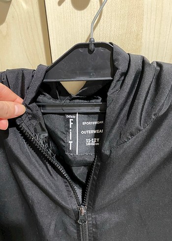 Erkek Siyah Kapüşonlu Baskılı Yağmurluk - Görsel 3