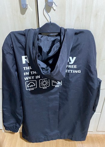 Erkek Siyah Kapüşonlu Baskılı Yağmurluk - Görsel 2