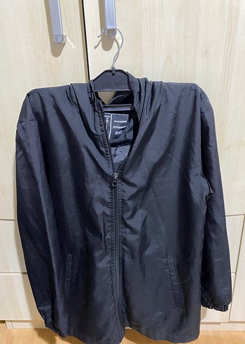 Erkek Siyah Kapüşonlu Baskılı Yağmurluk - Görsel 4