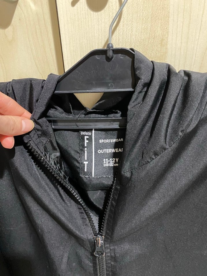 Erkek Siyah Kapüşonlu Baskılı Yağmurluk - Görsel 3