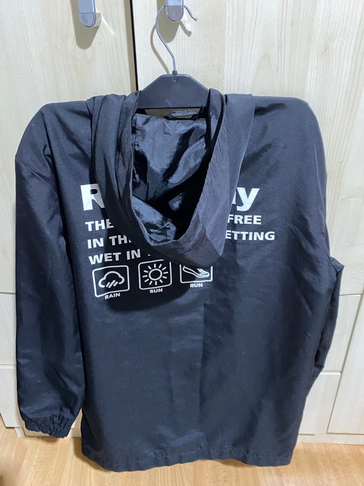 Erkek Siyah Kapüşonlu Baskılı Yağmurluk - Görsel 2