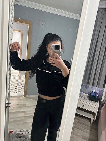 Diğer Önü fiyonklu siyah örme kazak