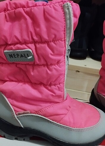 Adidas Nepal kar botu