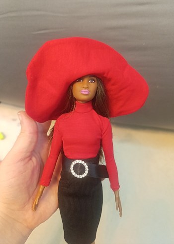 Kırmızı Şapkalı Barbie Bebek