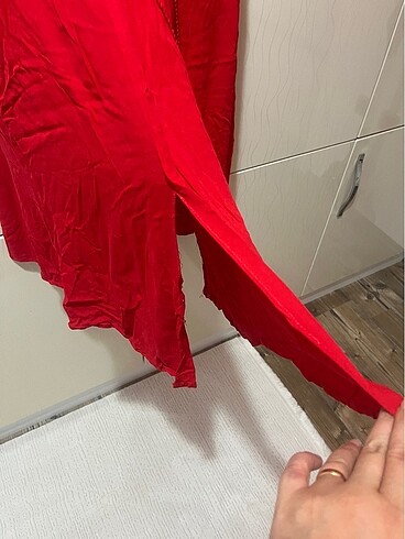 42 Beden Yırtmaçlı kırmızı elbise 