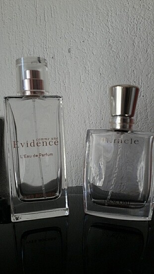 2 adet parfüm şişesi