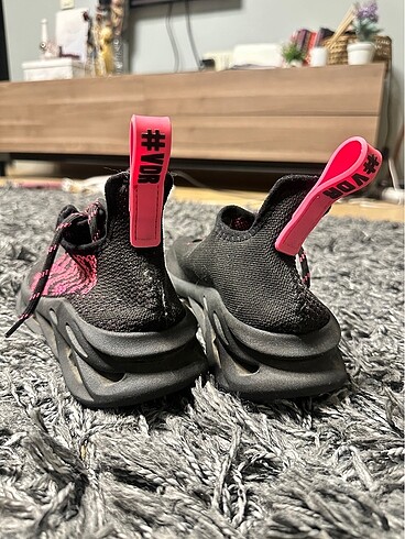 VDR marka yeezy model