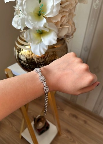 Zincir Detaylı Parlak Beyaz Bileklik - Görsel 4