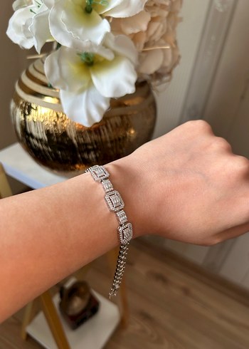 Zincir Detaylı Parlak Beyaz Bileklik - Görsel 3