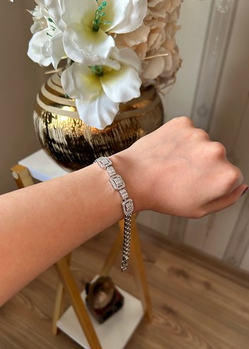 Zincir Detaylı Parlak Beyaz Bileklik - Görsel 5