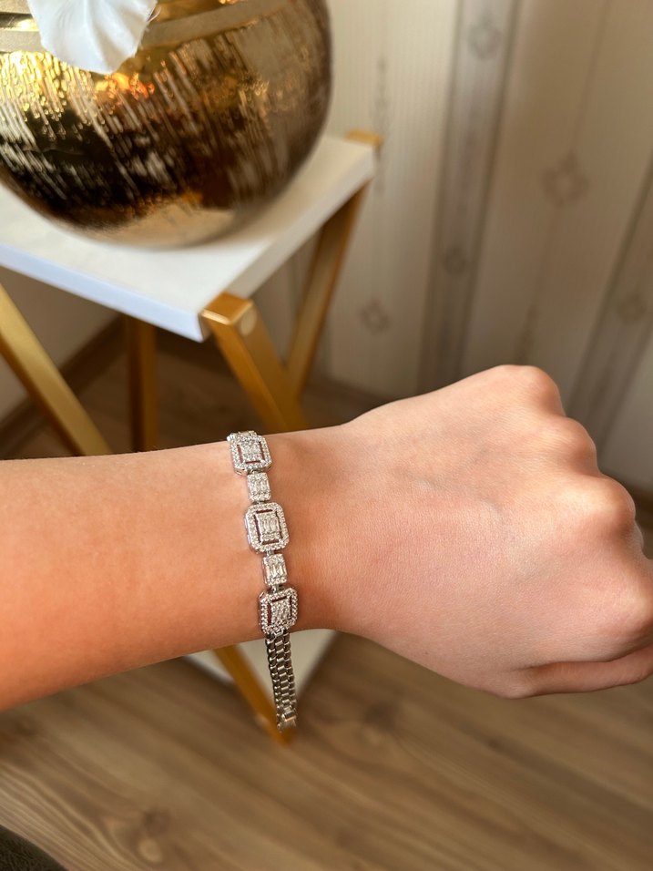 Zincir Detaylı Parlak Beyaz Bileklik - Görsel 2