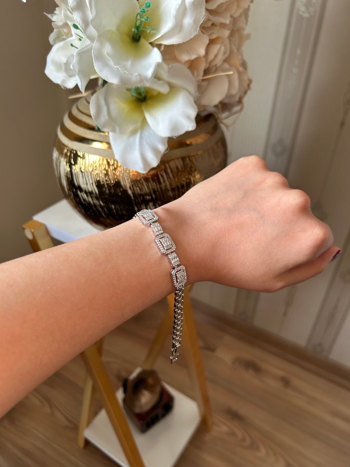 Zincir Detaylı Parlak Beyaz Bileklik - Görsel 5