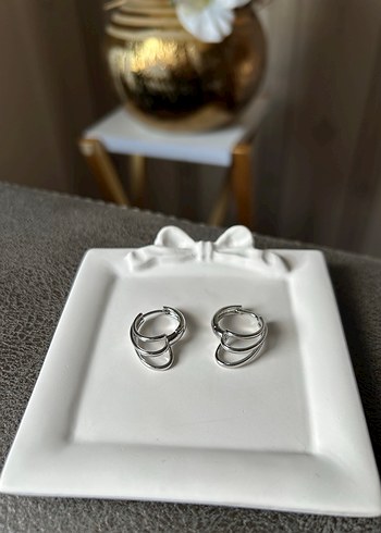 Minimalist Beyaz Kısa Tokalı Küpe - Görsel 2