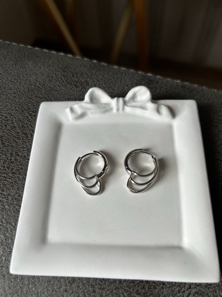 Minimalist Beyaz Kısa Tokalı Küpe - Görsel 3