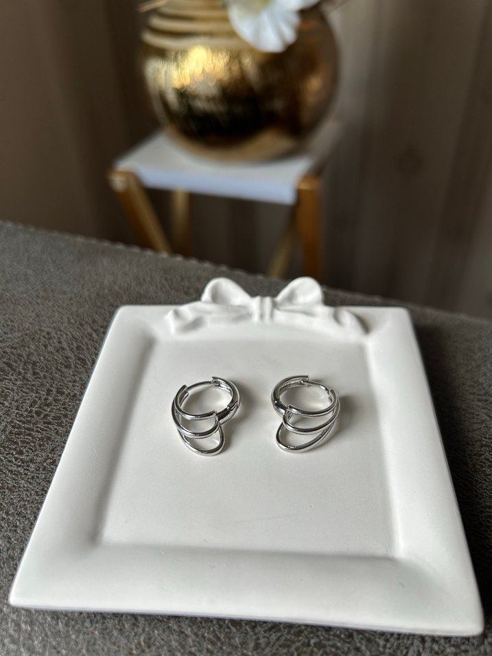 Minimalist Beyaz Kısa Tokalı Küpe - Görsel 2