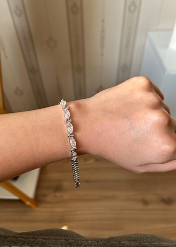 Zincir Detaylı Minimalist Beyaz Bileklik - Görsel 3