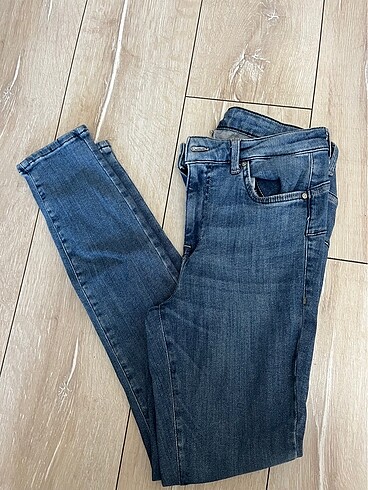 İhraç fazlası Dar paça yüksek bel jeans