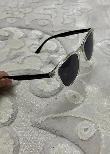 Şeffaf Çerçeveli Gri Kadın Güneş Gözlüğü - Görsel 5