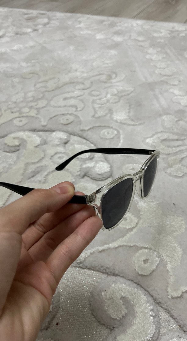 Şeffaf Çerçeveli Gri Kadın Güneş Gözlüğü - Görsel 3
