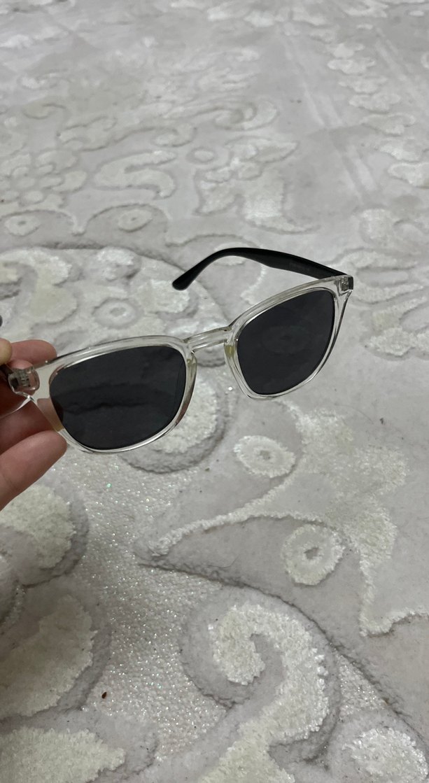 Şeffaf Çerçeveli Gri Kadın Güneş Gözlüğü - Görsel 2