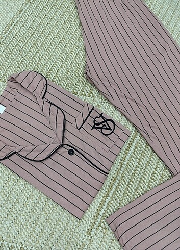 Bayan Kısa Kollu Düğmeli Pijama Takımı