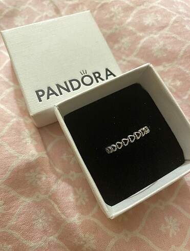 Pandora bağlı kalpler yüzük