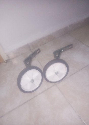 Gri Bisiklet Yan Tekerlekleri