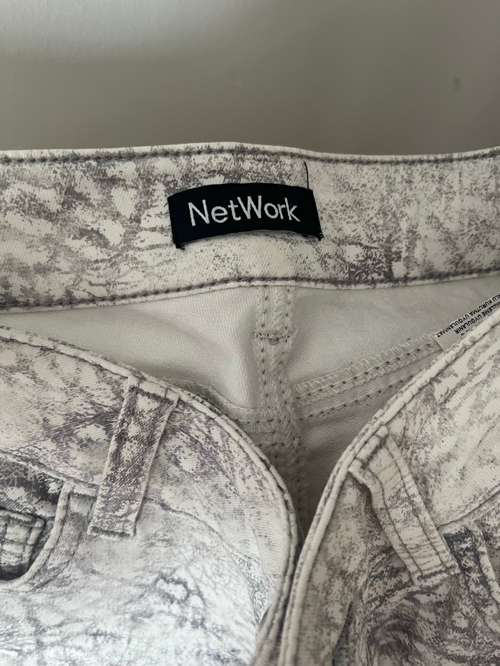 Düğmeli Beyaz Yılan Desenli Kadın Pantolon - Görsel 2