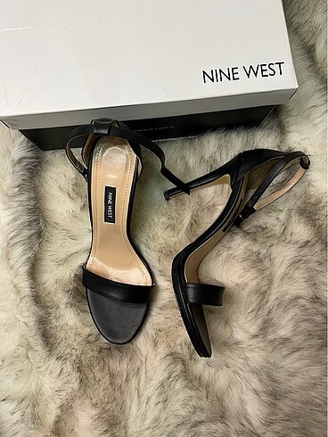NİNE WEST
