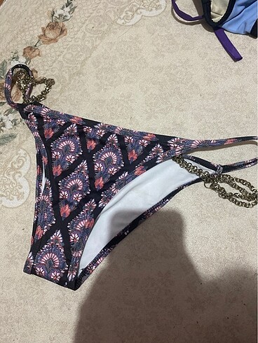 Zincir detaylı bikini altı