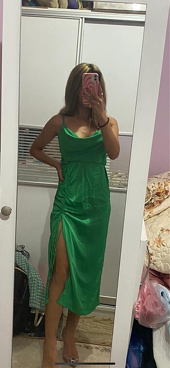 Yeşil saten elbise