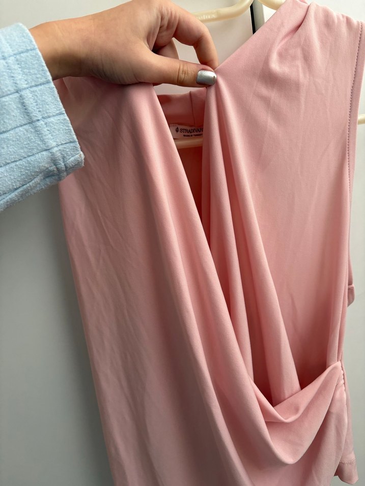 Stradivarius Pembe Drapeli V-Yaka Kolsuz Kadın Bluz - Görsel 4