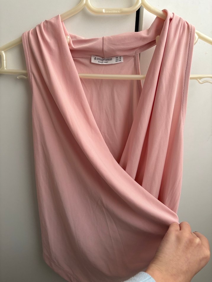 Stradivarius Pembe Drapeli V-Yaka Kolsuz Kadın Bluz - Görsel 2