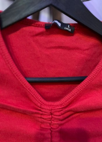 Kırmızı V Yaka Büzgülü Kısa Kadın bluz - Görsel 3